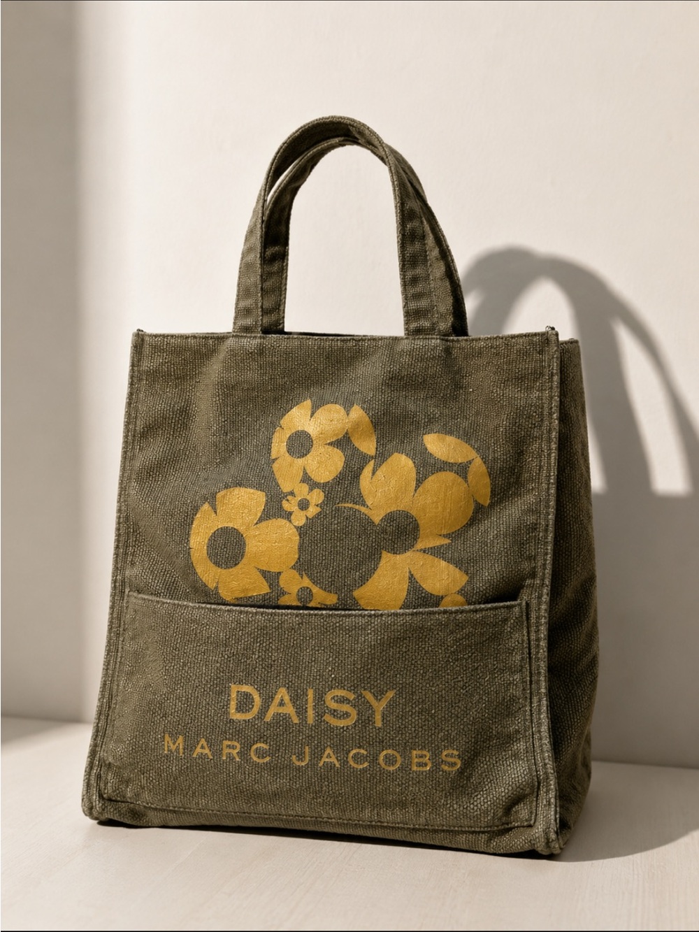 MARC JACOBS, the Daisy tote bag!